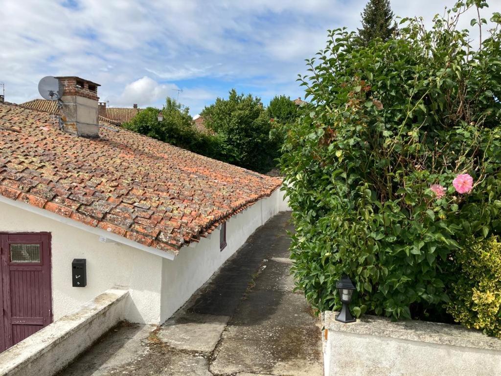 Gite Des Tournesols Oradour-Fanais Buitenkant foto