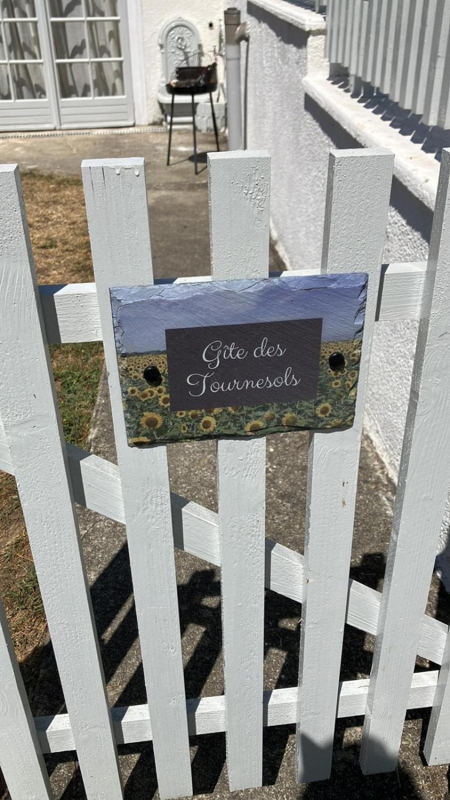 Gite Des Tournesols Oradour-Fanais Buitenkant foto